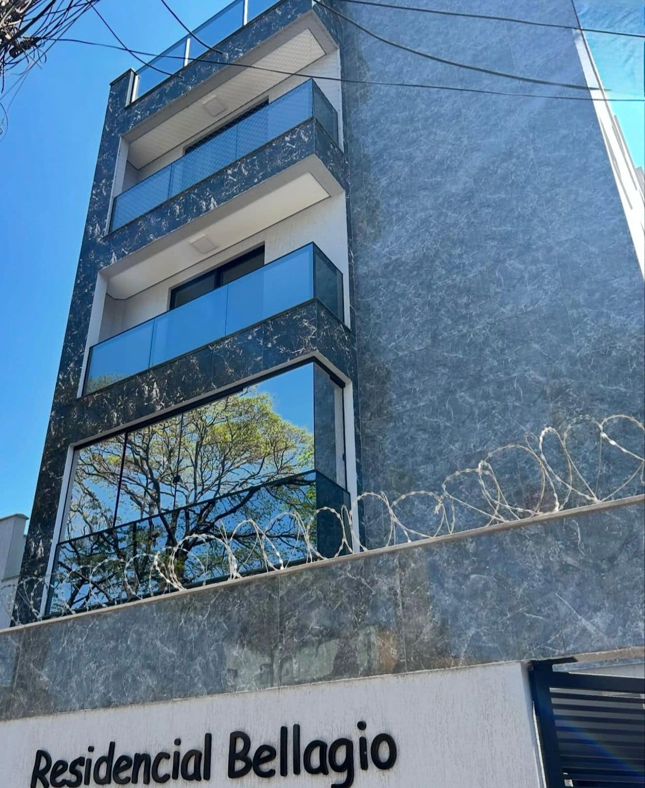 Fachada de prédio com sacadas envidraçadas